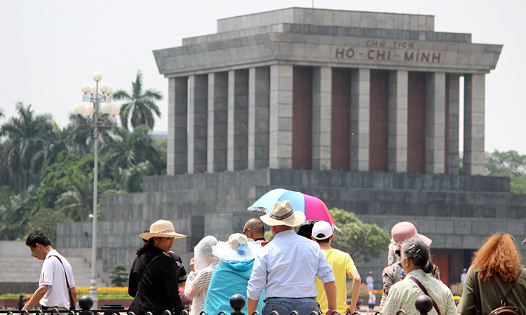 Du khách quốc tế vẫn đến thăm Lăng Bác bất chấp thời tiết Hà Nội nắng nóng.