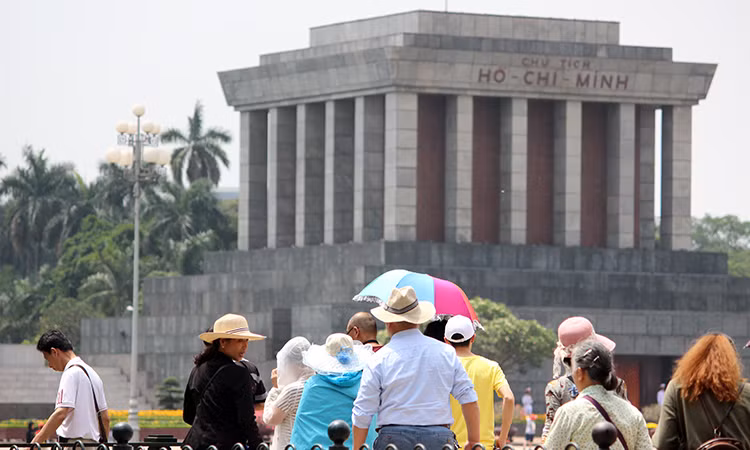 Du khách quốc tế vẫn đến thăm Lăng Bác bất chấp thời tiết Hà Nội nắng nóng.