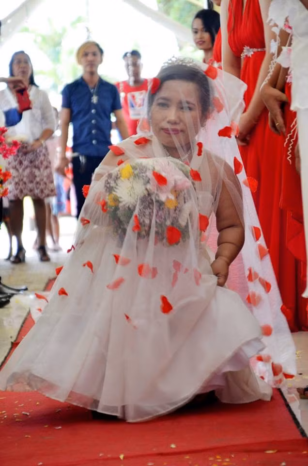 Nhiếp ảnh gia Thania Tiffany chính là người đã chia sẻ bộ ảnh cưới của Dallaine Mae Tac-an và Lumanao.