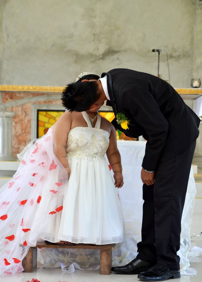 Chỉ sau ít giờ, các bức hình nhanh chóng thu hút hơn 3.300 chia sẻ cùng không ít lời chúc phúc từ dân mạng.