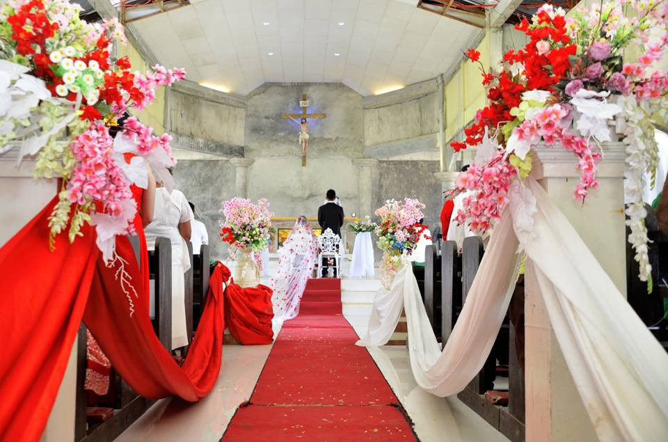 Cô dâu Dallaine Mae Tac-an mắc một căn bệnh di truyền khiến chiều cao ngừng phát triển, đến giờ chỉ được 96 cm. Còn chú rể Lumanao là chàng trai cao to, khỏe mạnh.