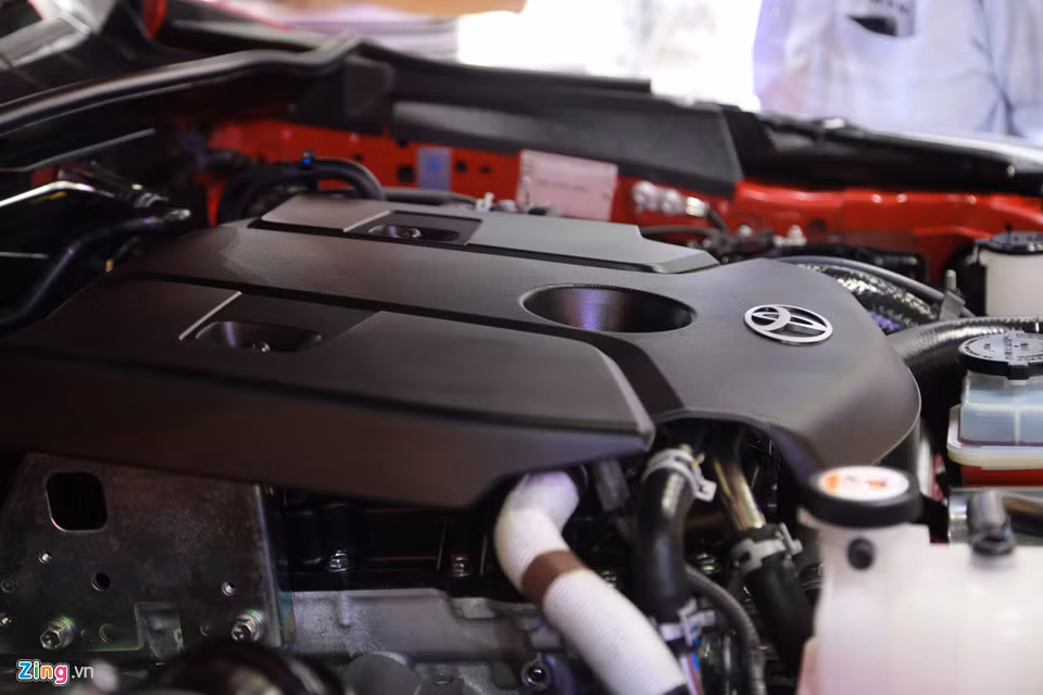 Động cơ xe cũng giữ nguyên như đời cũ, bao gồm 1 tùy chọn máy xăng và 2 lựa chọn máy dầu diesel. Động cơ xăng Dual VVT-i 4 xy-lanh có dung tích 2.7L, công suất tối đa 166 mã lực và mô-men xoắn cực đại 245 Nm. Động cơ diesel 4 xy-lanh, tăng áp, dung tích 2.4L có công suất 150 mã lực và mô-men xoắn cực đại 343 Nm, còn bản diesel 2.8L mạnh hơn với 170 mã lực và mô-men xoắn cực đại 420 Nm.