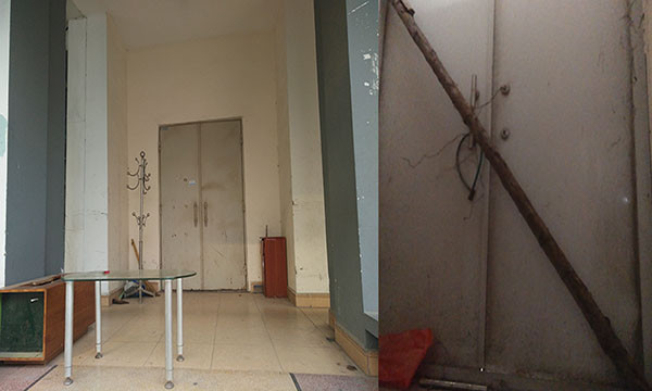 Cánh cửa thoát hiểm tại tầng 1 lối cầu thang bộ của tòa nhà A1 đang trong tình trạng bị chèn chặt bằng thanh gỗ bên trong.