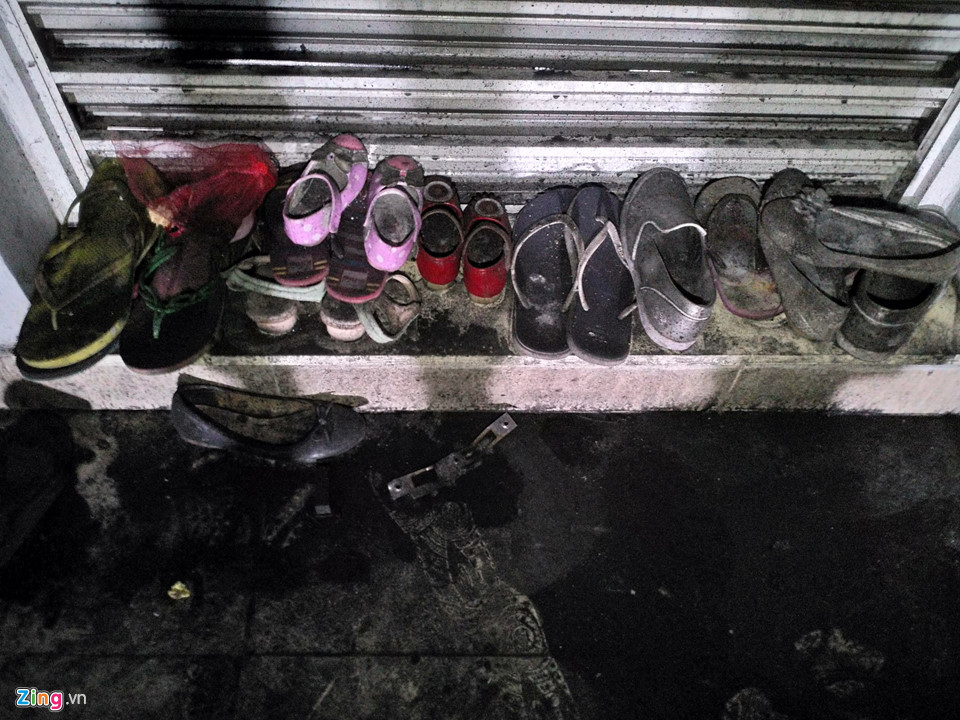 Ở cuối hành lang lầu 7 block A, những đôi dép người lớn, trẻ con đen kịt được xếp gọn gàng. Không gian tòa nhà vắng lặng, lạnh ngắt. Hiện tại, tất cả người dân của block A, block B đã chuyển đi. Khu nhà gần như bỏ trống.
