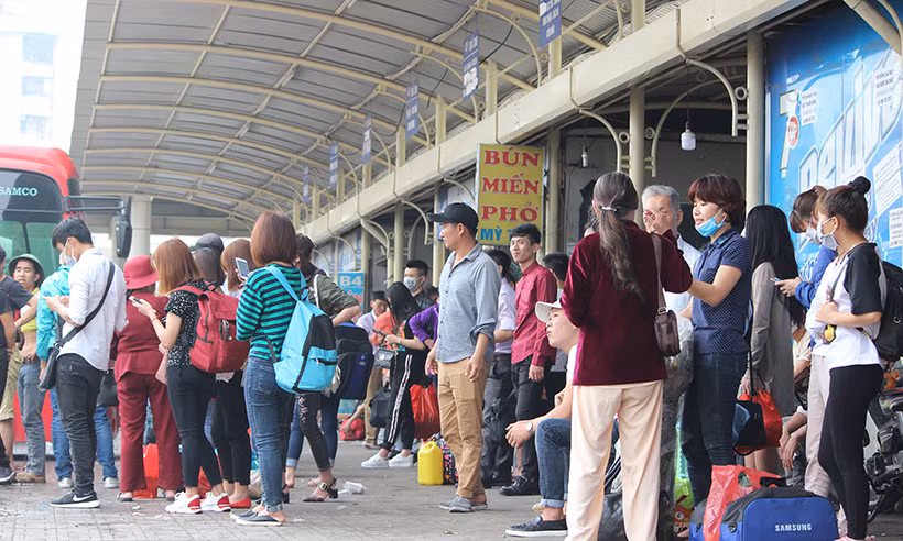 Các hành khách tập trung xếp hàng rất đông ở các điểm đón trả xe khách trong bến Mỹ Đình.