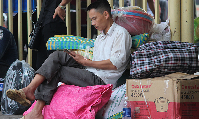 Người dân mang theo nhiều đồ đạc lỉnh kỉnh...