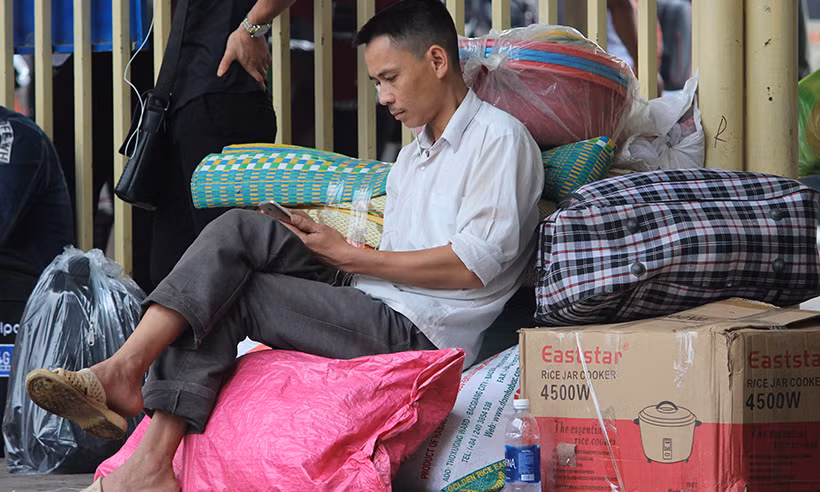 Người dân mang theo nhiều đồ đạc lỉnh kỉnh...