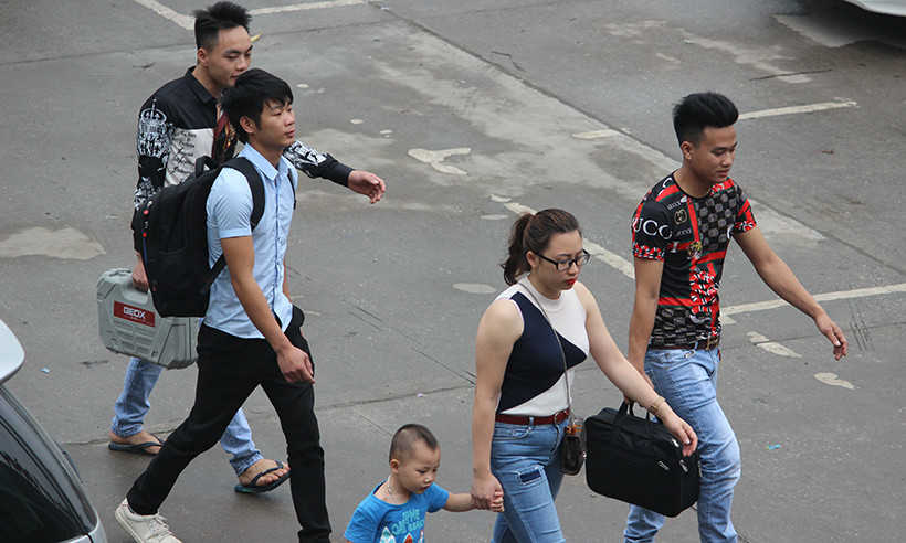 Cả gia đình cùng nhau đi nghỉ lễ.