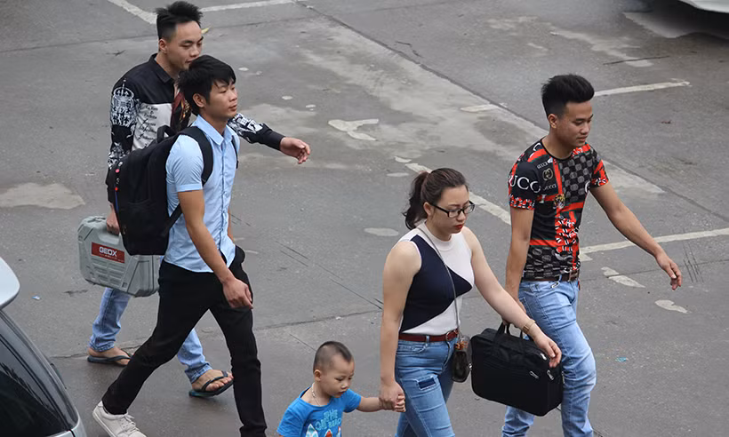 Cả gia đình cùng nhau đi nghỉ lễ.