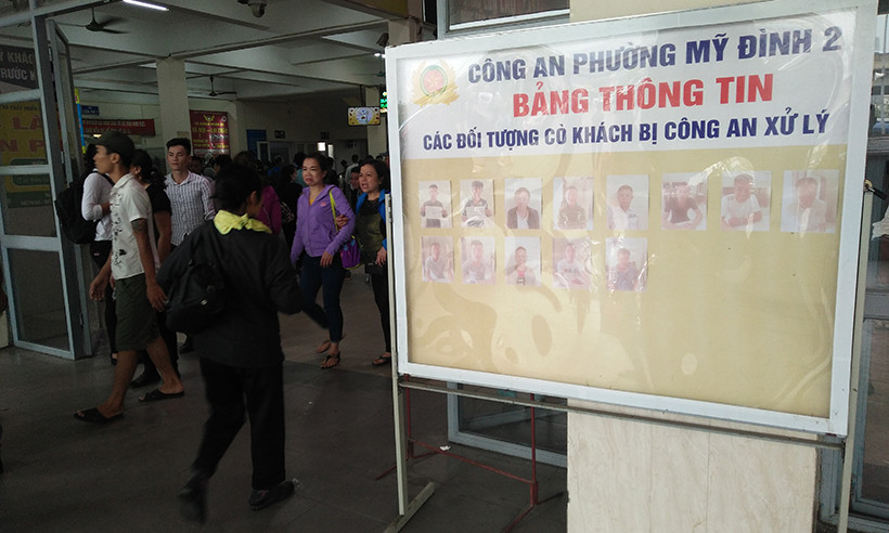 Bảng tin thông báo các đối tượng "cò khách" được đặt ở ngay cổng ra vào khu vực bến xe Mỹ Đình để cảnh báo người dân.