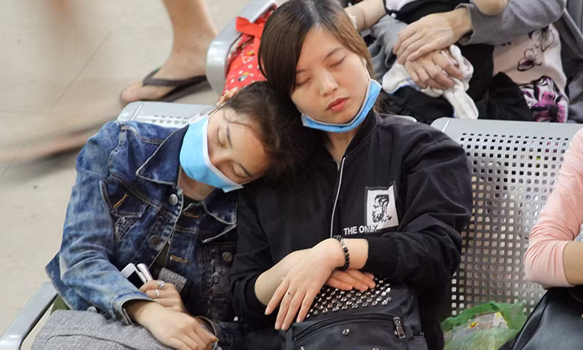 Cả những người lớn cũng vật vạ, mệt mỏi ở bến xe Mỹ Đình.