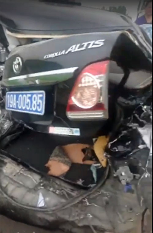 Chiếc xe biển xanh bị hư hỏng.