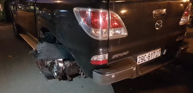 Một bánh sau của chiếc ô tô gây tai nạn bị nổ khi tháo chạy.