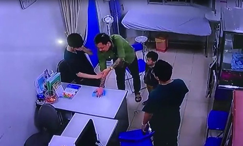 Hình ảnh Thanh hành hung bác sĩ bệnh viện Xanh - Pôn trước đó.