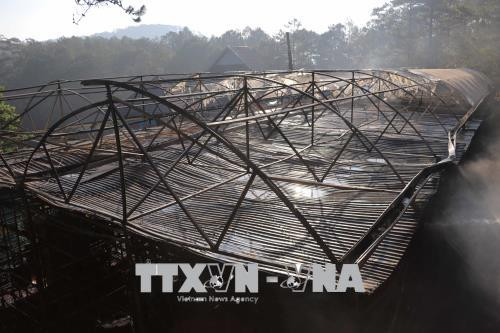 2.000m2 nhà xưởng bị thiêu rụi. Ảnh: Đặng Tuấn/TTXVN