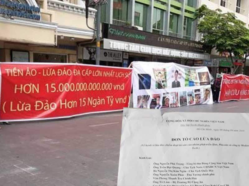 Nhà đầu tư tập trung tại trụ sở Công ty Cổ phần Modern Tech tố cáo bị công ty này lừa đảo chiếm đoạt hơn 15.000 tỉ đồng (ảnh lớn: Internet) và đơn tố cáo của nạn nhân (ảnh nhỏ).
