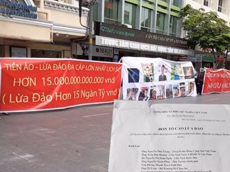 Nhà đầu tư tập trung tại trụ sở Công ty Cổ phần Modern Tech tố cáo bị công ty này lừa đảo chiếm đoạt hơn 15.000 tỉ đồng (ảnh lớn: Internet) và đơn tố cáo của nạn nhân (ảnh nhỏ).