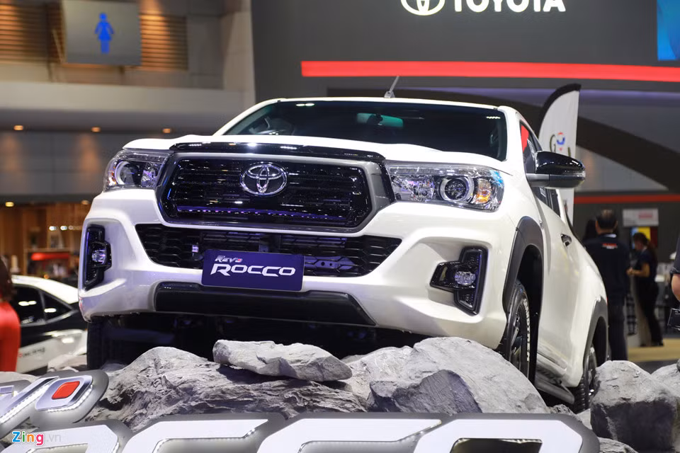 Toyota Hilux 2018 tại thị trường Thái Lan được bán với giá khởi điểm 679.000 baht (495 triệu đồng) và cao nhất lên đến 1,129 triệu baht (824 triệu đồng) đối với bản Rocco cao cấp. Xe có thể về Việt Nam trong tương lai gần.