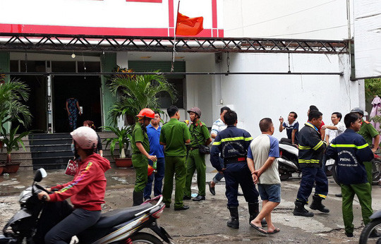 Lực lượng chức năng phong tỏa, khám nghiệm hiện trường.