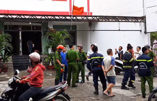 Lực lượng chức năng phong tỏa, khám nghiệm hiện trường.