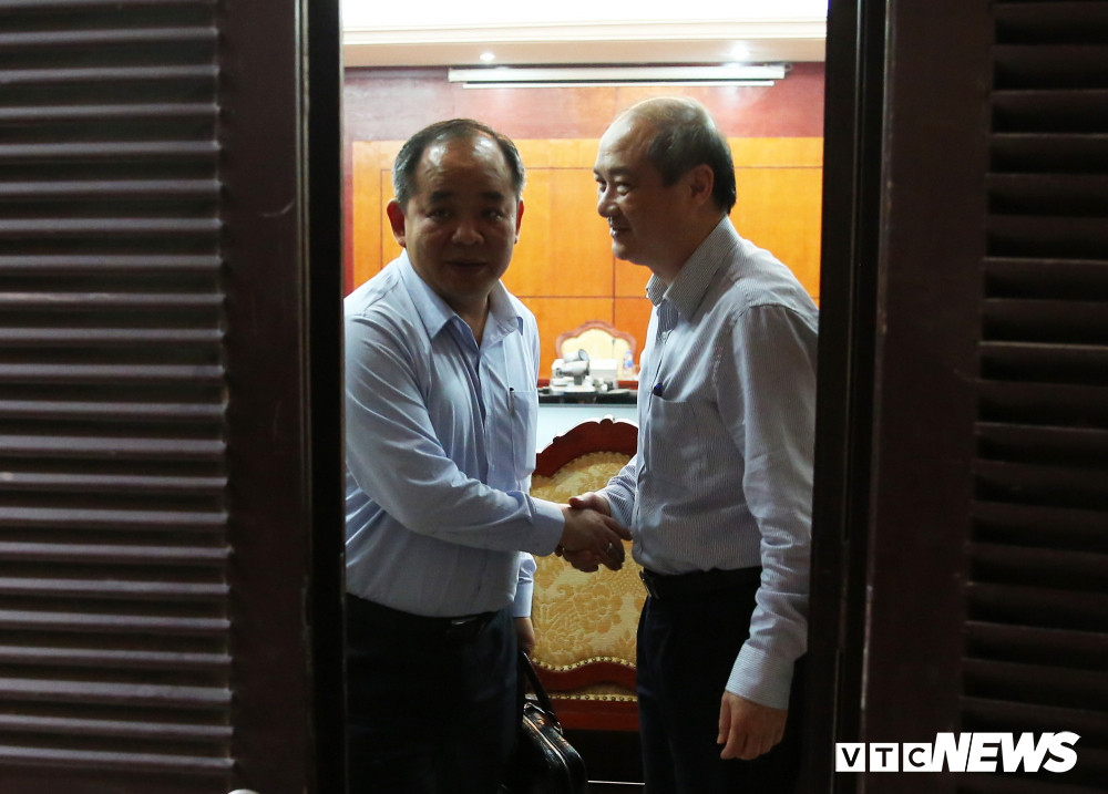 Thứ trưởng Lê Khánh Hải (trái) chủ trì cuộc họp với lãnh đạo Tổng cục TDTT và VFF. (Ảnh: Duy Thành)