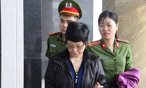 Bị cáo Châu Thị Thu Nga được dẫn giải đến phiên tòa phúc thẩm sáng nay (10/4).