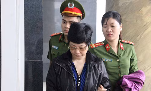 Bị cáo Châu Thị Thu Nga được dẫn giải đến phiên tòa phúc thẩm sáng nay (10/4).