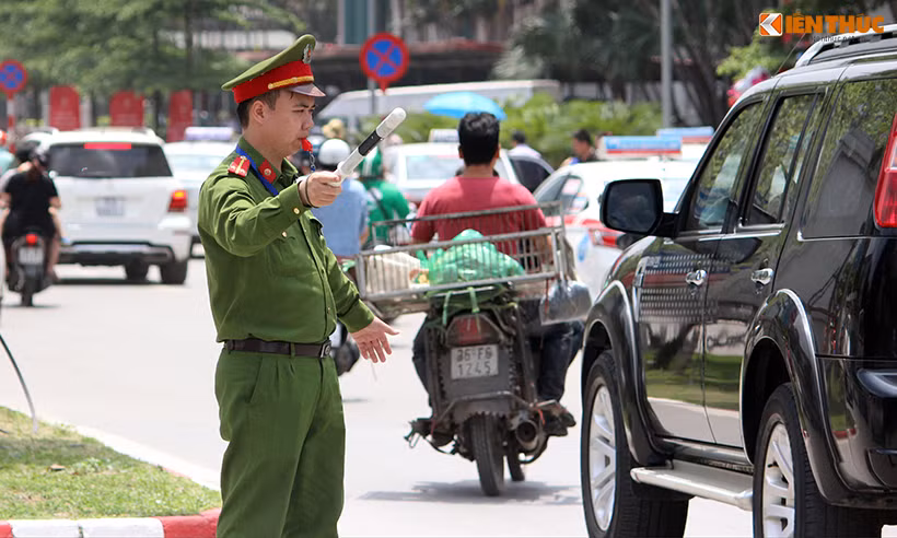 Mồ hôi nhễ nhại trên gương mặt một cán bộ công an phường Cống Vị.