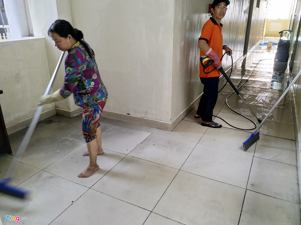 Những lao công được thuê để thu dọn block A và block B. "Nhóm tôi có 3 người, được trả 300.000 đồng/ngày, bao ăn trưa. Công việc chính là cọ rửa hành lang, sàn gạch, lau tường, trần nhà", chị Tâm chia sẻ với Zing.vn. Với tốc độ mỗi ngày dọn một tầng lầu như hiện nay, nhóm chị Tâm dự đoán hết tuần sau sẽ dọn sạch khu nhà. "Nhưng chỉ hành lang thôi, trong nhà thì chủ hộ tự dọn", anh Mạnh, một đồng nghiệp của chị Tâm, nói thêm.