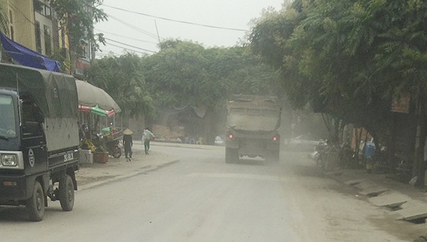 Xe chở không che chắn kỹ sau thùng, đến đâu bụi bay mù mịt đến đó. Nếu tính từ khoảng cách chiếc xe "hổ vồ" đi thẳng chỉ khoảng 80m là đến trụ sở Đội Thanh tra Giao thông huyện Phúc Thọ.