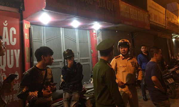 Liên quan tới sự việc trên, bà Phạm Thị Hồng Hải – Chủ tịch UBND phường Láng Thượng cho biết: Lực lượng Công an phường đã bắt giữ được đối tượng cùng hung khí. Hiện cả lãnh đạo Công an quận Đống Đa cùng lực lượng của Phòng CSHS Công an TP Hà Nội đang có mặt tại trụ sở Công an phường Láng Thượng để điều tra làm rõ.