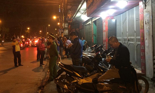 Theo thông tin ban đầu, vụ cướp tiệm vàng ở Hà Nội xảy ra khoảng 21h10 tối cùng ngày, một người đàn ông đi tới cửa tiệm rồi rút trong mình một vật nghi là súng và nhanh chóng lao vào khống chế chủ tiệm vàng và lấy đi một số lượng lớn tài sản.