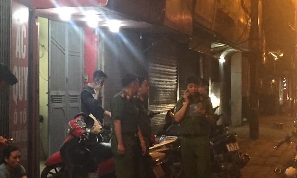 Công an khám nghiệm hiện trường, thu thập lời khai các nhân chứng.