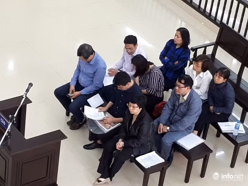 Hơn 9 giờ sáng nay (10/4) phiên tòa phúc thẩm mới bắt đầu....