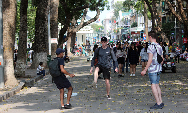 Các bạn trẻ quốc tế tham gia các trò chơi cùng với người Việt Nam trên phố đi bộ hồ Gươm.