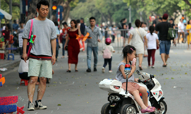 Các em bé người Hàn Quốc cũng được bố mẹ đưa sang Việt Nam du lịch, và chơi các trò chơi trên phố đi bộ hồ Gươm.