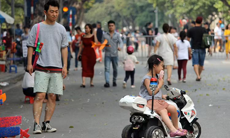 Các em bé người Hàn Quốc cũng được bố mẹ đưa sang Việt Nam du lịch, và chơi các trò chơi trên phố đi bộ hồ Gươm.