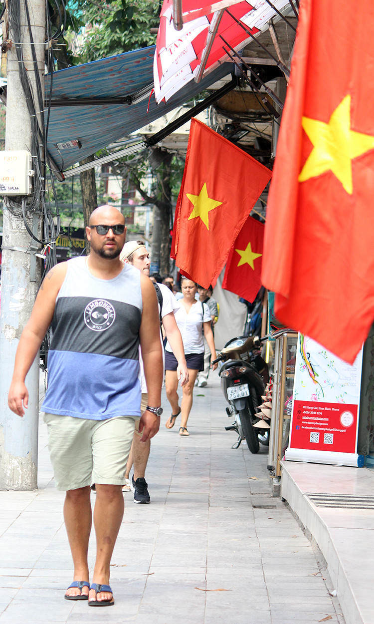 Tại Hà Nội chiều ngày 30/4, cùng hàng nghìn người dân thủ đô và người dân các vùng lân cận... rất đông khách du lịch quốc tế cùng hòa vào niềm vui ngày kỷ niệm đất nước Việt Nam thống nhất.