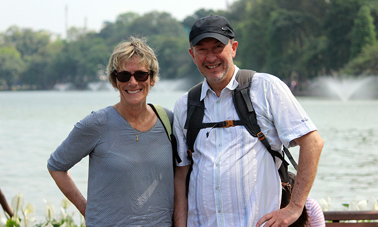 Vợ chồng du khách người Pháp - Brigitte (trái) và Eric (phải) cho biết: "Chúng tôi vừa từ sân bay đến Hà Nội được khoảng hơn 2 tiếng. Đây là lần đầu tiên chúng tôi đến thăm Việt Nam, người dân Việt Nam của các bạn sôi động, thân thiện quá. Chúng tôi thật vinh dự và tự hào vì hôm nay đến thăm Việt Nam đúng dịp đại lễ đất nước của các bạn. Chúng tôi chúc đất nước, con người Việt Nam luôn phát triển vững mạnh".