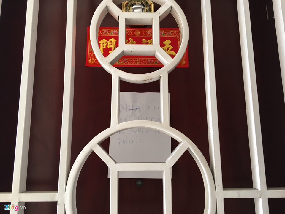 "Nhà em đã điểm danh đủ người, xin đừng phá cửa", chủ một căn hộ để lại tờ giấy nhắn trước khi chuyển đi. Sau đám cháy, nhà của người dân được niêm phong để phục vụ công tác điều tra. Tuy nhiên, phóng viên ghi nhận một số trường hợp người dân to tiếng với ban quản lý vì công tác an ninh không minh bạch.