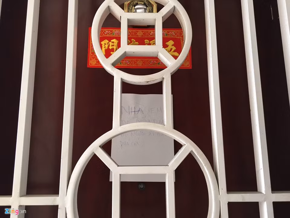 "Nhà em đã điểm danh đủ người, xin đừng phá cửa", chủ một căn hộ để lại tờ giấy nhắn trước khi chuyển đi. Sau đám cháy, nhà của người dân được niêm phong để phục vụ công tác điều tra. Tuy nhiên, phóng viên ghi nhận một số trường hợp người dân to tiếng với ban quản lý vì công tác an ninh không minh bạch.