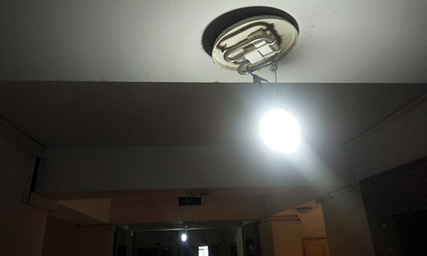 Người dân còn cho biết, họ phải tự móc tiền túi ra mua bóng đèn điện về tự lắp ở hành lang vì chủ đầu tư không sửa chữa khi bóng hỏng.