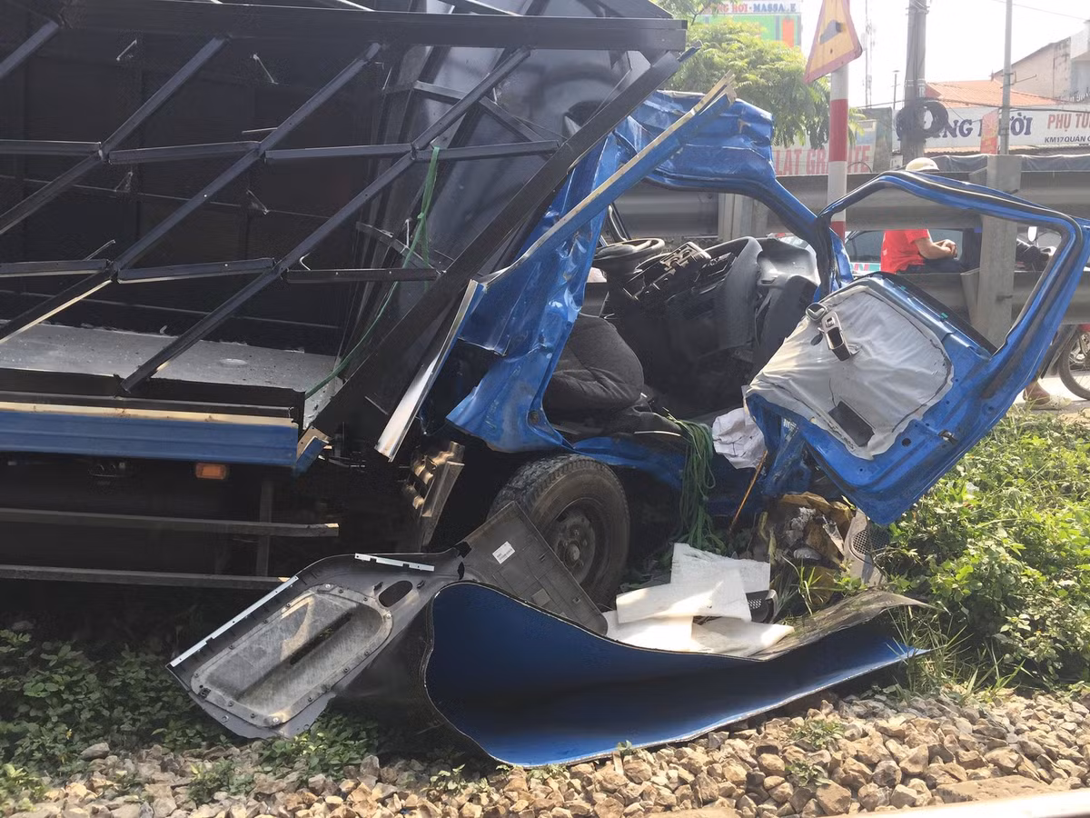 Chiếc xe ô tô bị tàu hỏa đâm bẹp dúm, tài xế thoát chết.