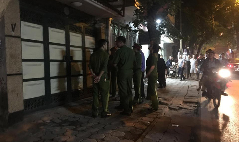 Sau khi Cổng thông tin Bộ Công an đăng tải quyết định khởi tố bị can và lệnh bắt tạm giam đối với ông Phan Hữu Tuấn (SN 1955) - nguyên Tổng cục phó Tổng cục Tình báo Bộ Công an, ngày trong tối 17/4, nhiều cơ quan gồm cả Bộ Công an và VKSND đã tiến hành khám xét nhà riêng ông Tuấn tại 105B phố Yên Phụ, quận Tây Hồ, TP Hà Nội.