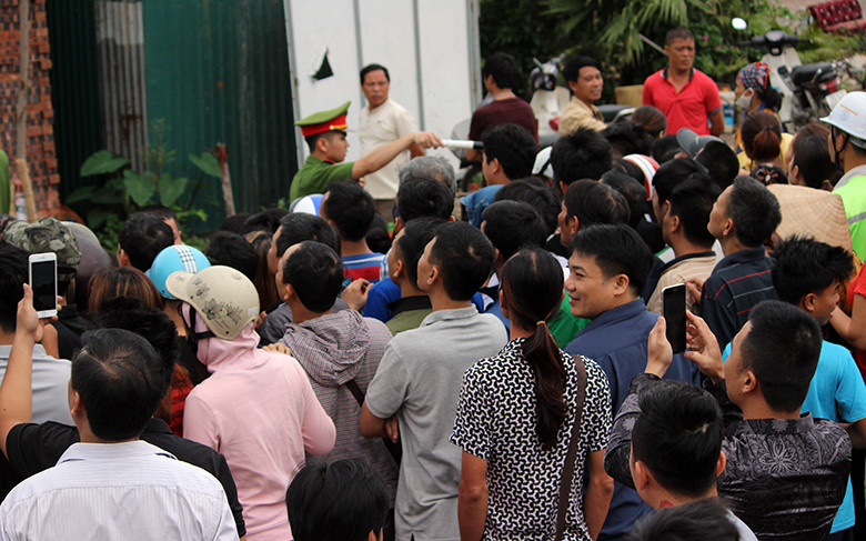 Người dân tập trung rất đông, cảnh sát yêu cầu những người không liên quan đứng ra khỏi khu vực hiện trường.