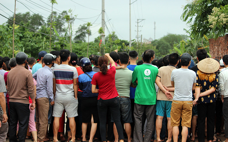 Người dân tập trung nhau xem kín cả đoạn đường.