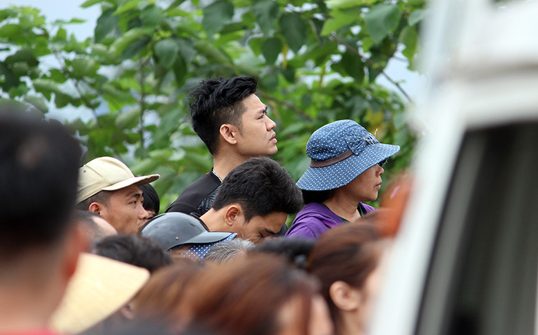 Hàng trăm người dân xung quanh khu vực hiếu kỳ kéo nhau đến xem cảnh sát dẫn giải nghi phạm giết người vứt xác phi tang thực nghiệm hiện trường.