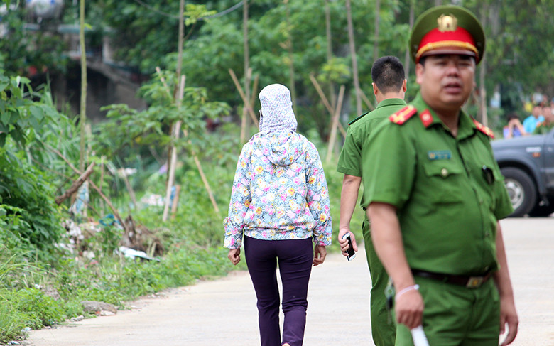 Trong sáng nay, cảnh sát cũng cho mời nữ nhân chứng là chị T. - người đầu tiên phát hiện ra thi thể nam sinh Vũ Thanh T., đến hiện trường để phục vụ công tác điều tra vụ án.