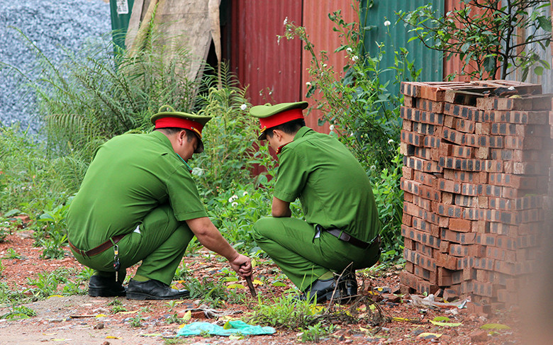 Các lực lượng chức năng làm nhiệm vụ tại hiện trường phát hiện thi thể trong bao tải.