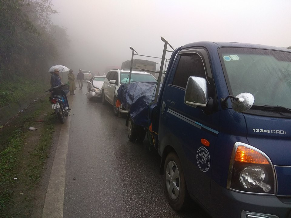 Hoa Binh: 19 o to dam nhau lien hoan, giao thong un tac nghiem trong-Hinh-2